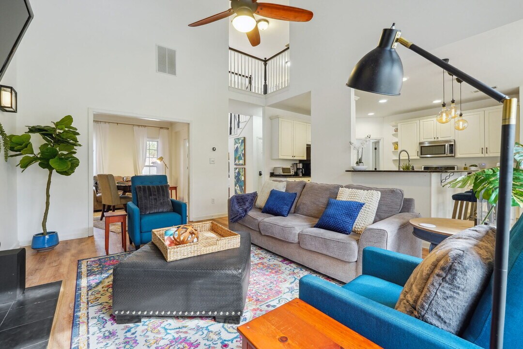 135 Farr Lake Dr in Tyrone, GA - Foto de edificio