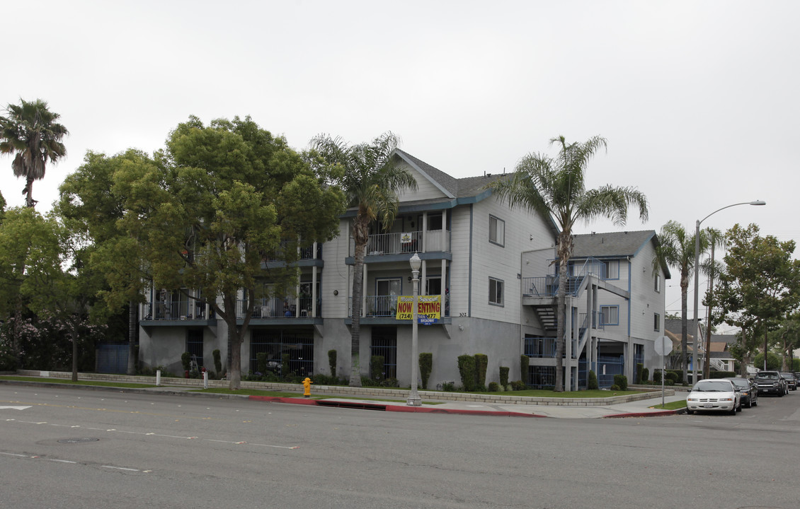 302 E Broadway in Anaheim, CA - Foto de edificio