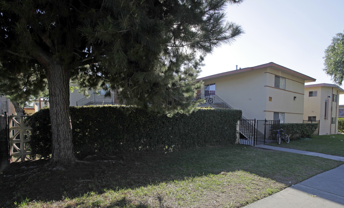 1826 W Crestwood Ln in Anaheim, CA - Foto de edificio