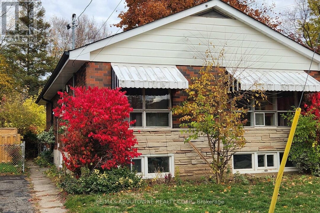 12 Ramsey Crescent in Hamilton, ON - Building Photo