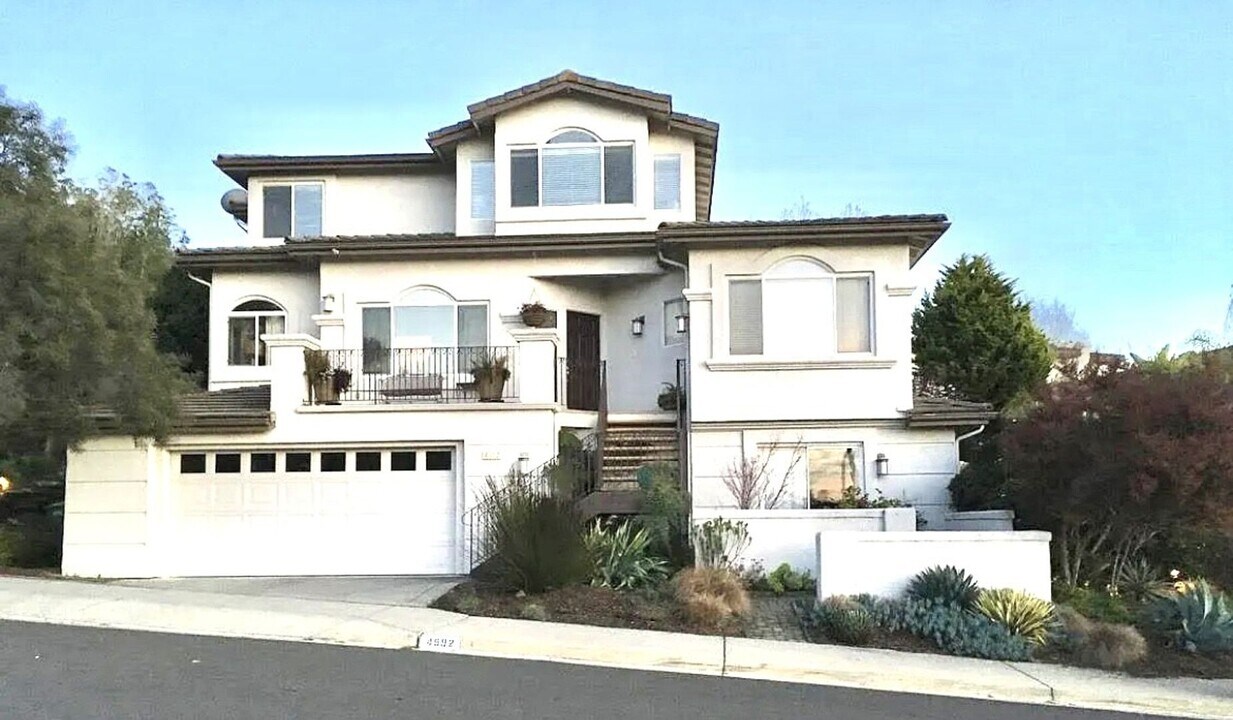4592 Spanish Oaks Dr in San Luis Obispo, CA - Building Photo