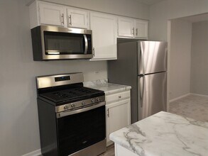 905 Surrey Dr in Schaumburg, IL - Building Photo - Building Photo