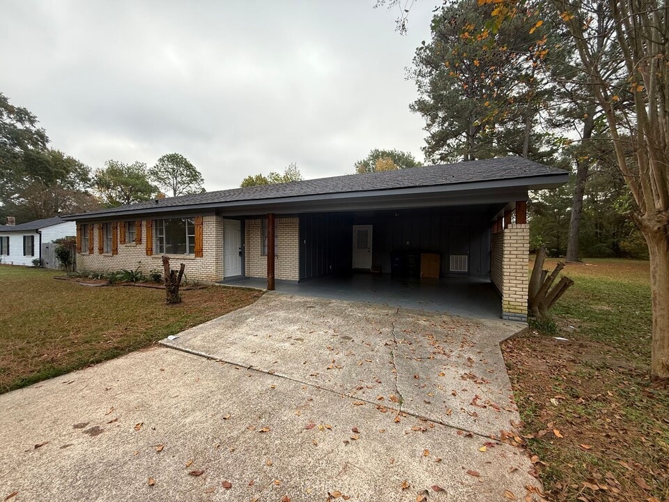 1821 S Brookwood Dr in Shreveport, LA - Building Photo