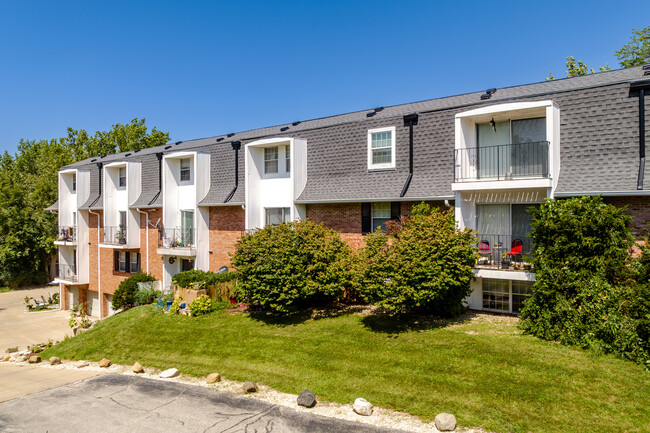 Versailles Apartments in Peoria, IL - Foto de edificio - Building Photo