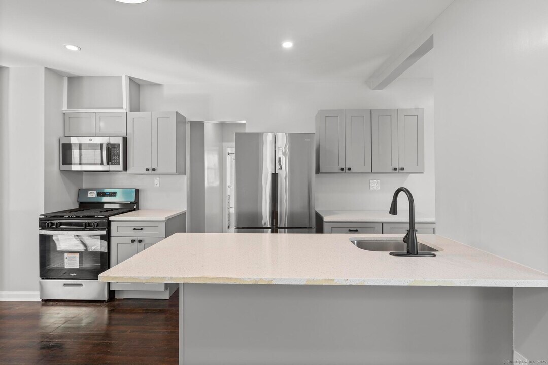 228 Cooke St in Waterbury, CT - Building Photo
