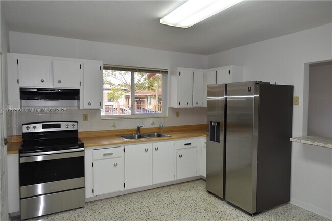 1532 SW 23rd St, Unit 1532 in Miami, FL - Foto de edificio - Building Photo