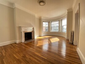 910 Massachusetts Ave, Unit 1 in Cambridge, MA - Building Photo