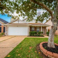 121 Coffee Ln in Lake Jackson, TX - Building Photo