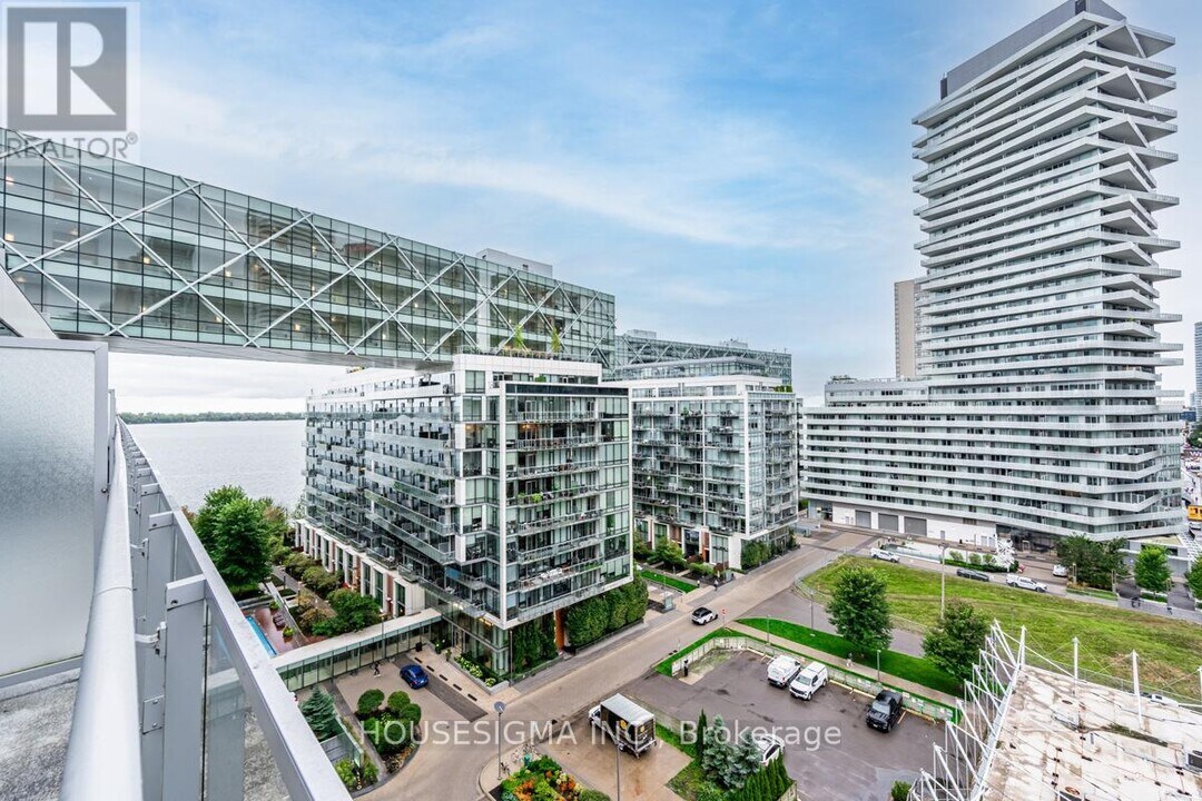 39-1039 Queens Quay E in Toronto, ON - Building Photo