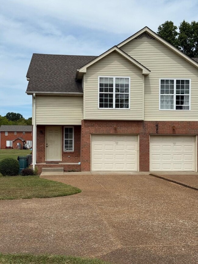 705 Vanview Dr in Lebanon, TN - Building Photo - Building Photo
