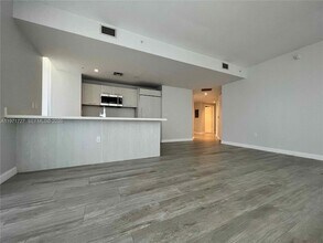 45 SW 9th St, Unit 3703 in Miami, FL - Foto de edificio - Building Photo