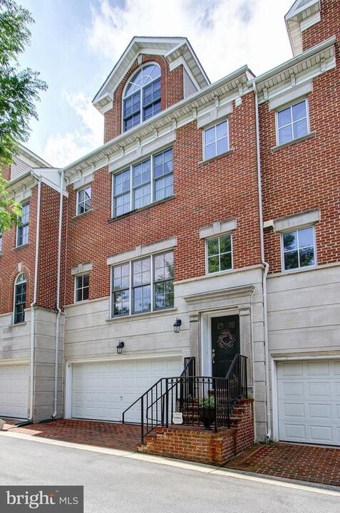 8639 Terrace Garden Way in Bethesda, MD - Foto de edificio