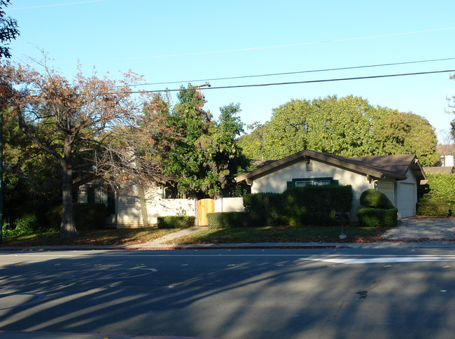 2110 Oak Grove Rd in Walnut Creek, CA - Building Photo - Building Photo