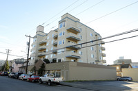 Landmark Apartments in Seattle, WA - Building Photo - Building Photo