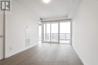 488 University Ave in Toronto, ON - Building Photo - Building Photo