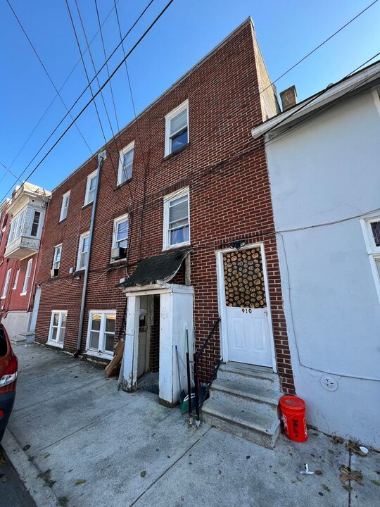 910 Cedar St in Allentown, PA - Foto de edificio