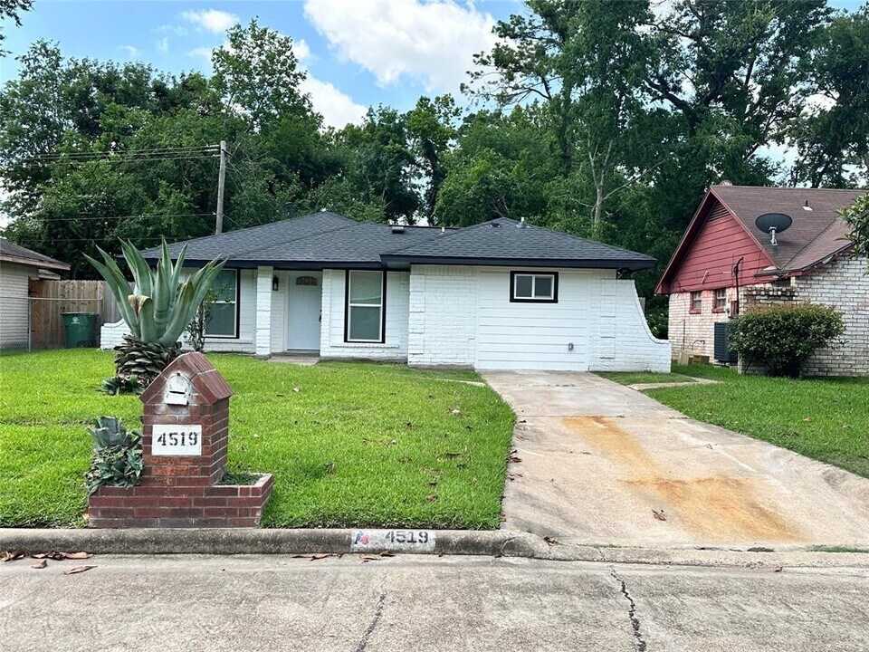 4519 Oak Shadows Dr in Houston, TX - Building Photo