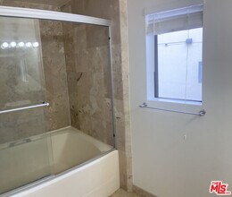 698 S Berendo St in Los Angeles, CA - Building Photo - Building Photo