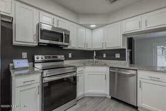 8755 Huntington Woods Cir N in Jacksonville, FL - Building Photo - Building Photo