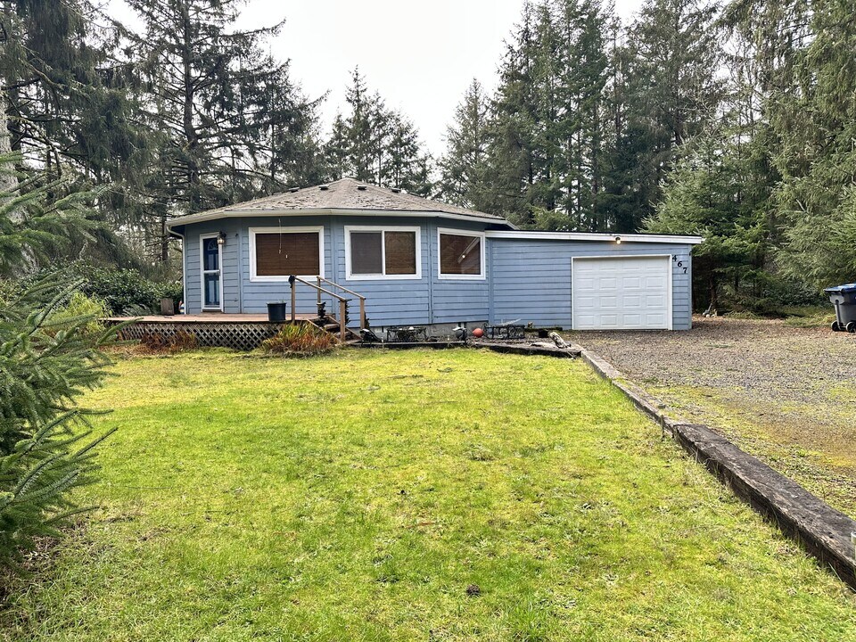467 Quinault Ave SE in Ocean Shores, WA - Building Photo