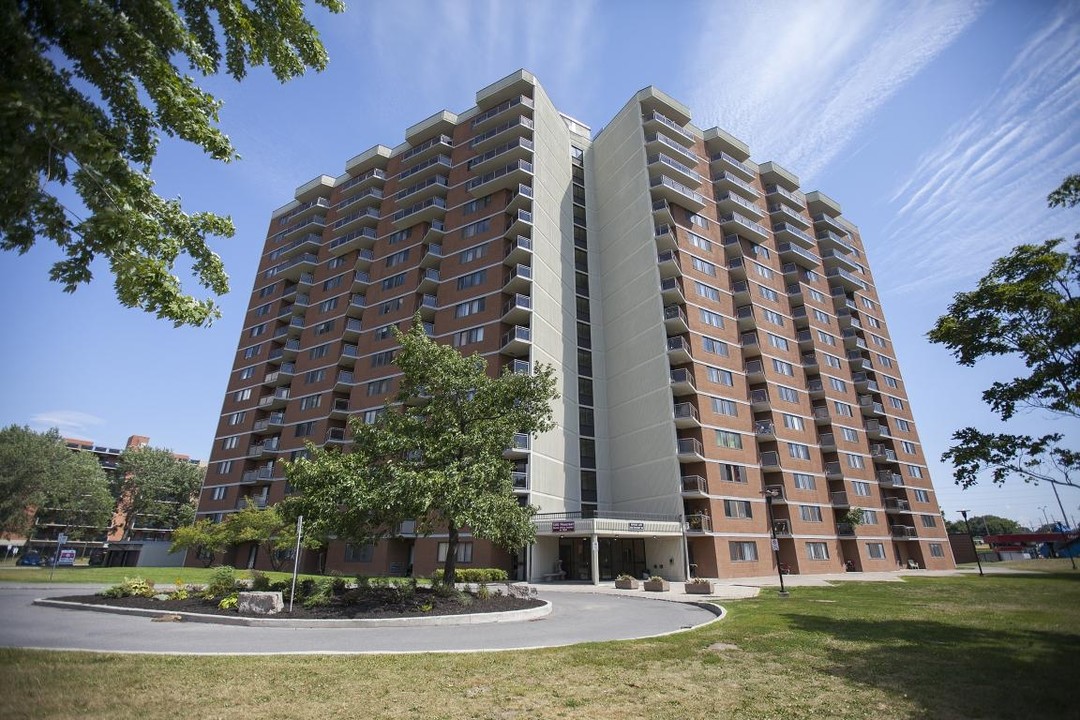 Riviera Gate I & II in Ottawa, ON - Building Photo