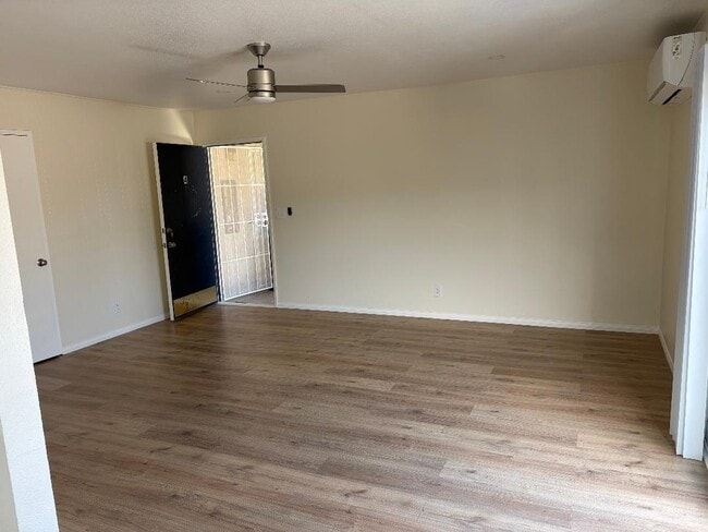 7702 Amberleaf Cir, Unit 4 in Huntington Beach, CA - Foto de edificio - Building Photo
