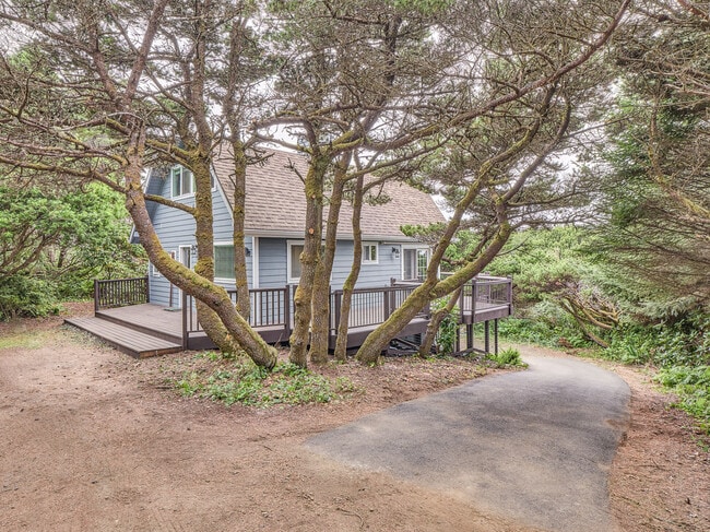 1115 SW Whitecap Dr in Waldport, OR - Building Photo - Building Photo
