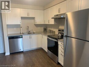 195 Commonwealth St in Kitchener, ON - Building Photo - Building Photo