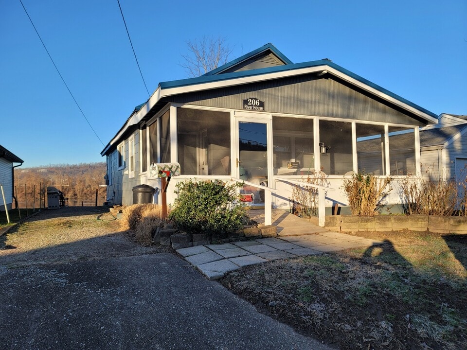 206 Kanawha Ave in Nitro, WV - Foto de edificio