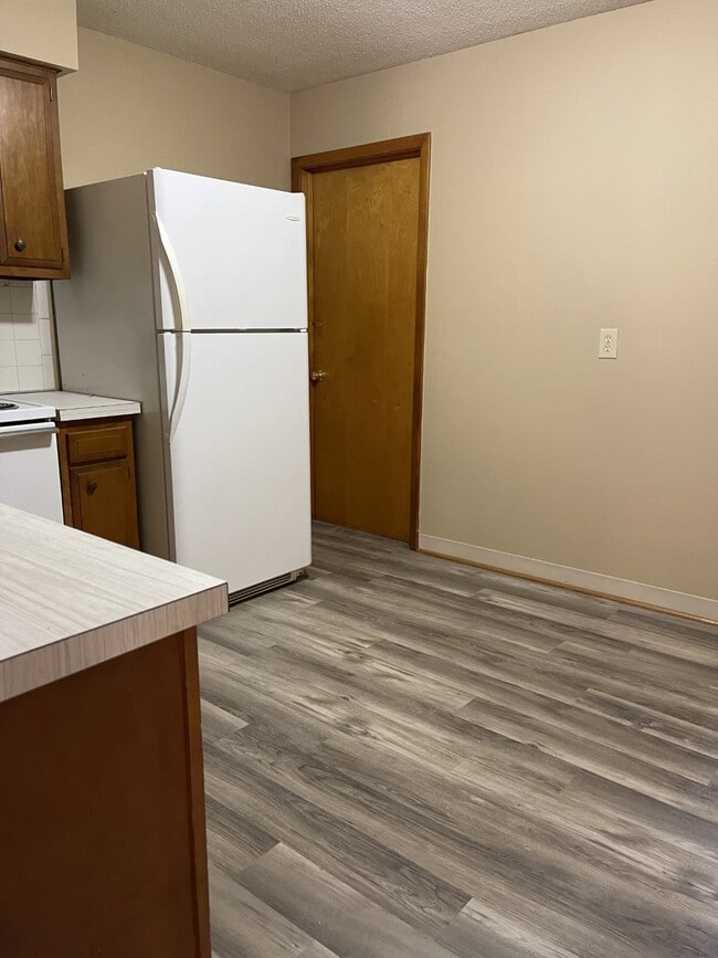 property at 801 S 5th St