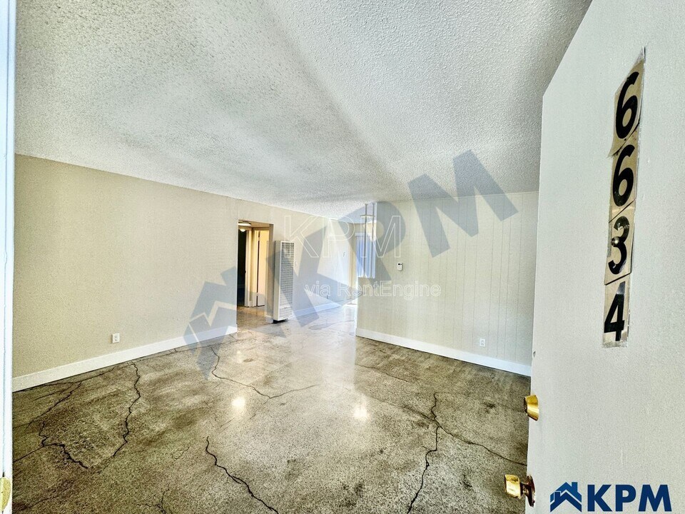 6634 N El Dorado St in Stockton, CA - Foto de edificio