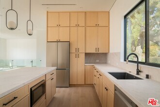 1931 Sunset Plaza Dr in Los Angeles, CA - Building Photo - Building Photo