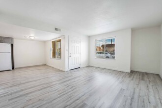 5303 Del Gado Dr in Las Vegas, NV - Building Photo - Building Photo