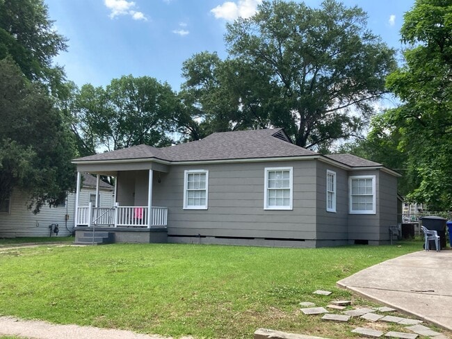 property at 2746 Mimosa Ave