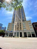 600 N Dearborn St in Chicago, IL - Building Photo