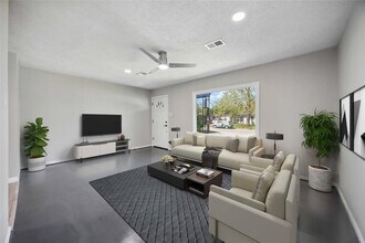 5206 Willow Glen Dr in Houston, TX - Building Photo - Building Photo