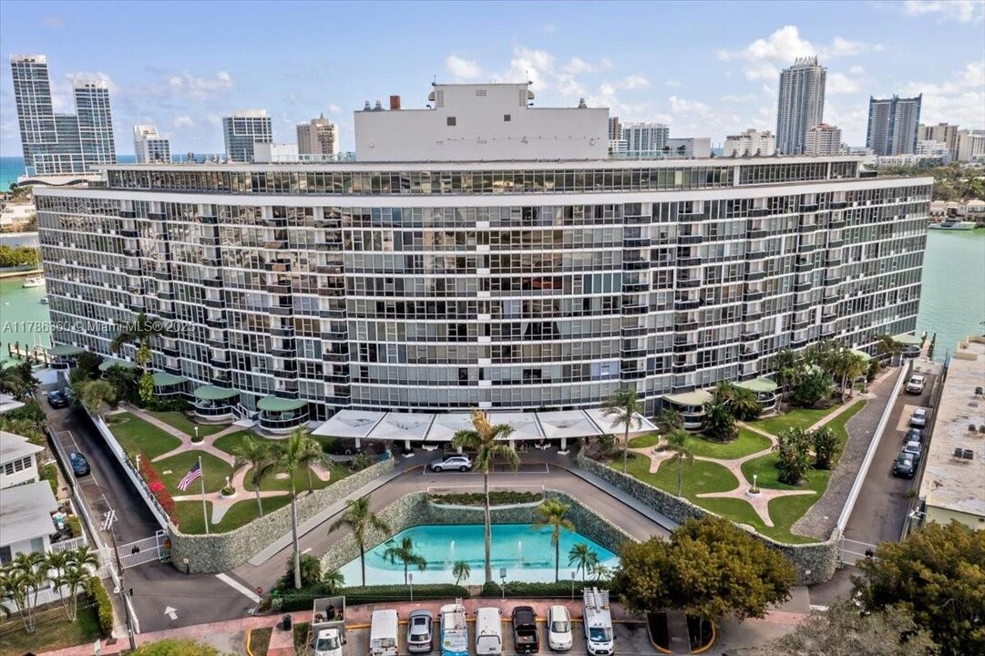 900 Bay Dr in Miami Beach, FL - Building Photo
