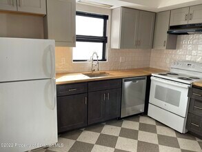 303 E Drinker St in Dunmore, PA - Building Photo - Building Photo