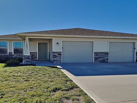 106 SW Sunflower St in Blue Springs, MO - Building Photo