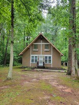 135 Land Or Dr in Ruther Glen, VA - Building Photo