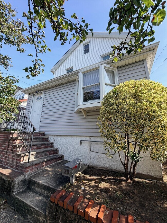 30 McKinley Ave in Hempstead, NY - Building Photo - Building Photo