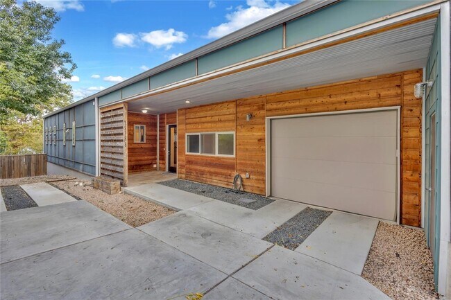 1518 Parker Ln, Unit B in Austin, TX - Building Photo - Building Photo