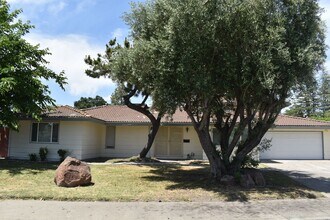 6304 Riverside Blvd in Sacramento, CA - Building Photo - Building Photo