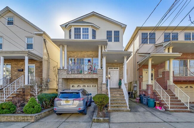 property at 30 E 41st St