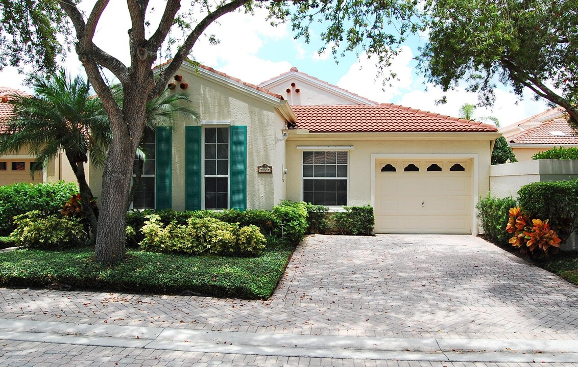 22 Vía Verona in Palm Beach Gardens, FL - Building Photo