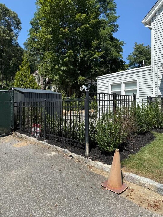 253 Woodbury Rd in Woodbury, NY - Building Photo