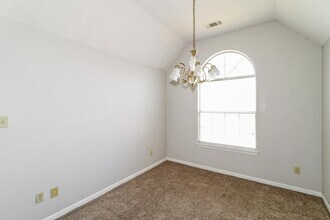 1136 Breezy Valley Dr in Cordova, TN - Foto de edificio - Building Photo