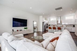 4545 Bowser Ave, Unit 102 in Dallas, TX - Building Photo - Building Photo