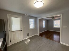 34 Monroe St in North Haven, CT - Building Photo - Building Photo