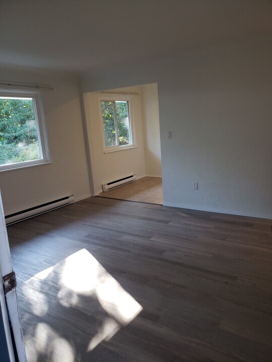 646 Admirals Rd in Victoria, BC - Building Photo